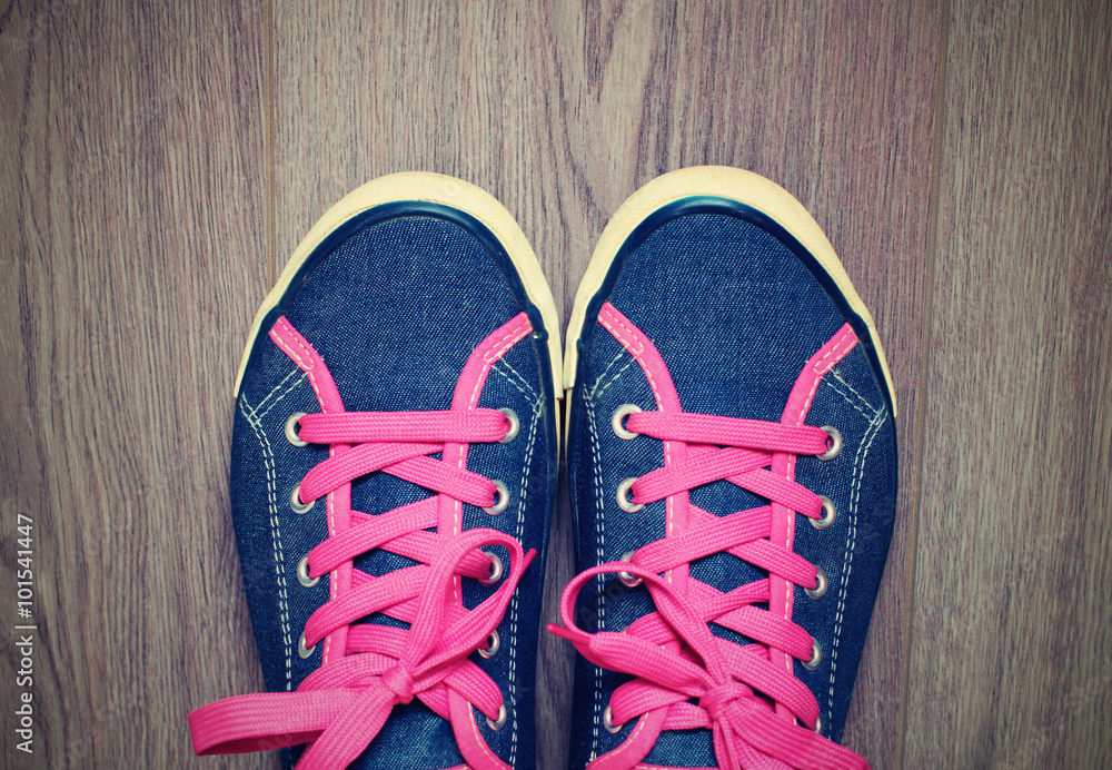 Retro jeans sneakers with pink laces