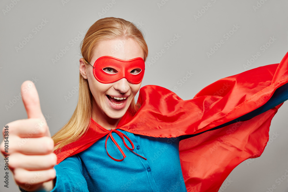 Fotografie Frau als Superheld hält Daumen hoch