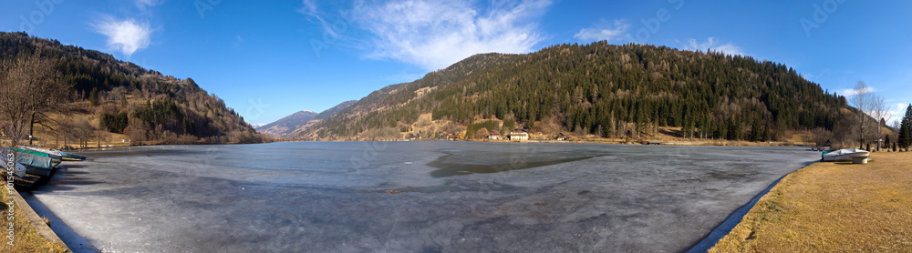 Der zugefrorene Afritzer See in Kärnten / Österreich ( Panorama)