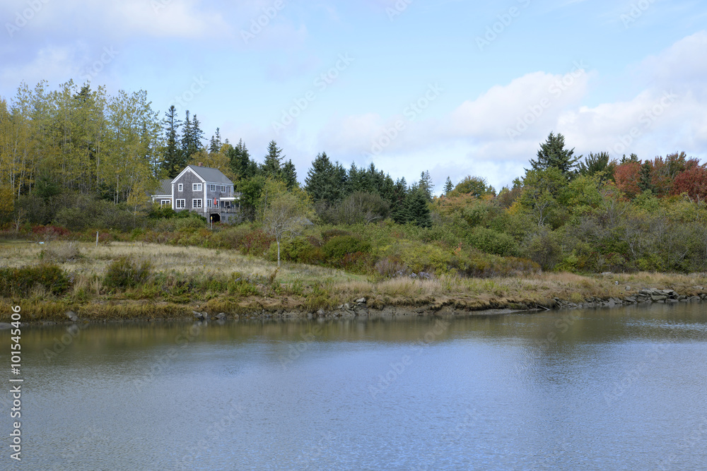 Fototapeta premium gray clapboard house in rural Maine