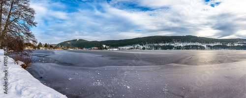 zugefrorener titisee im schwarzwald