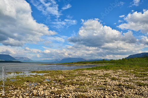 clouds in the sky above lake.