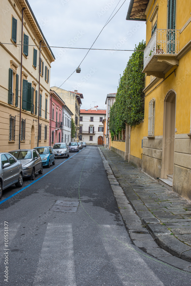 Strada centro storico, macchine parcheggiate