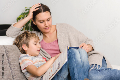 Obraz na płótnie Mutter und Kind beim Lesen
