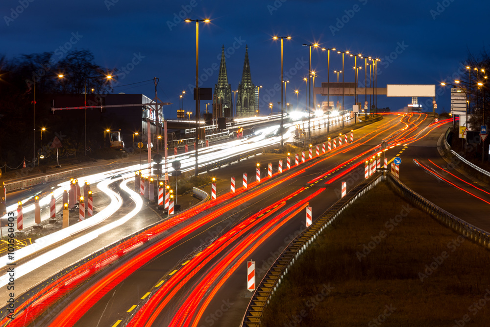 Fototapeta premium evening traffic lights cologne germany