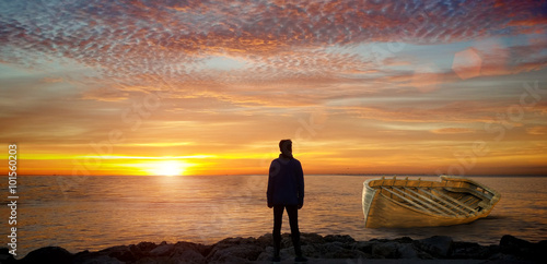Canvastavla man silhouette looking sunken ship