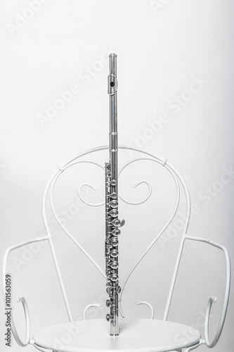 флейта на белом металлическом стуле
