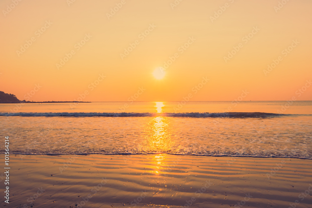 Obraz premium Beautiful sunrise on the beach