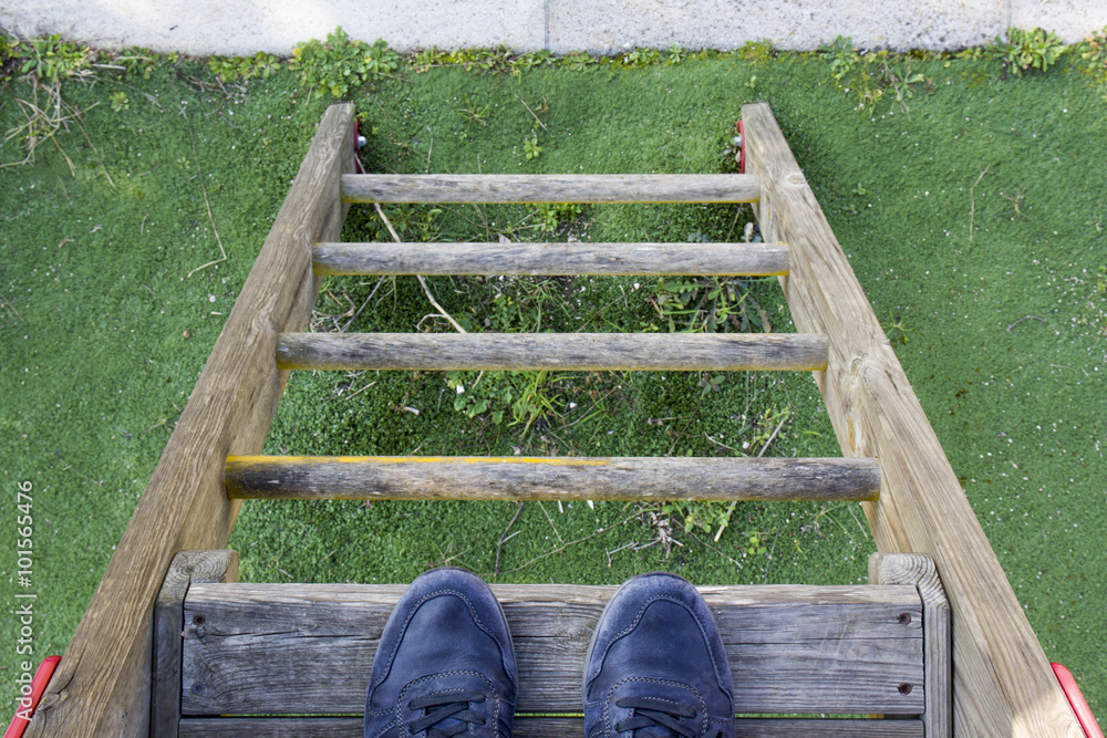 Φωτογραφία Adult man: foot by the side of the ladder