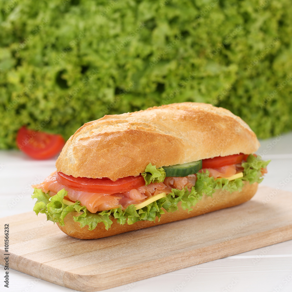 Gesunde Ernährung Sandwich Baguette belegt mit Lachs Fisch Gesunde Ernährung Sandwich Baguette belegt mit Lachs Fisch