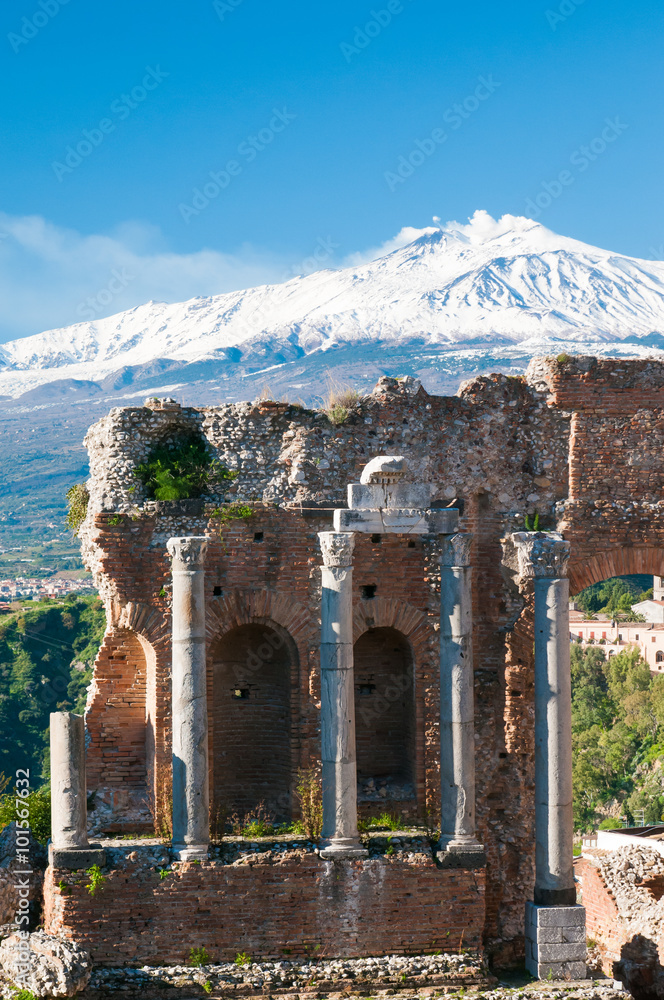 Φωτογραφία View of some columns in the stage of the greek theater in Taormina and a perspec