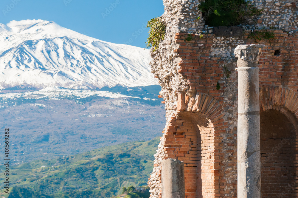 Φωτογραφία View of some columns in the stage of the greek theater in Taormina and a perspec
