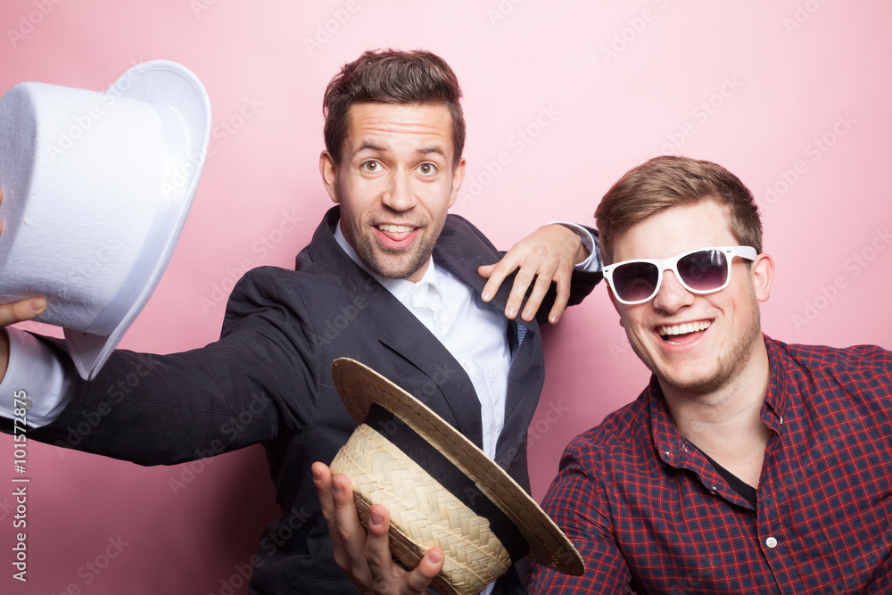 Zwei coole Typen posieren vor rosa Hintergrund Stock Photo Adobe Stock