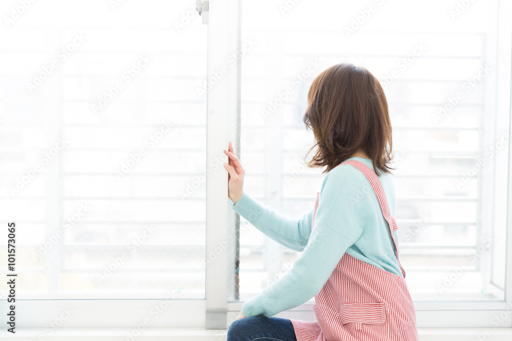エプロンをした女性 エプロンをした女性