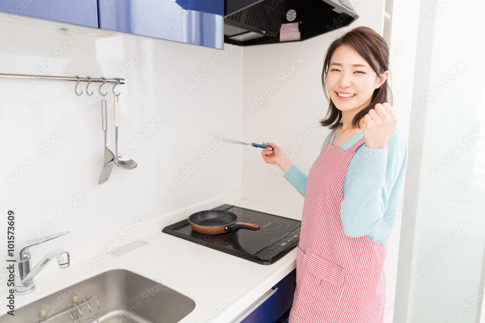 料理をする女性 料理をする女性