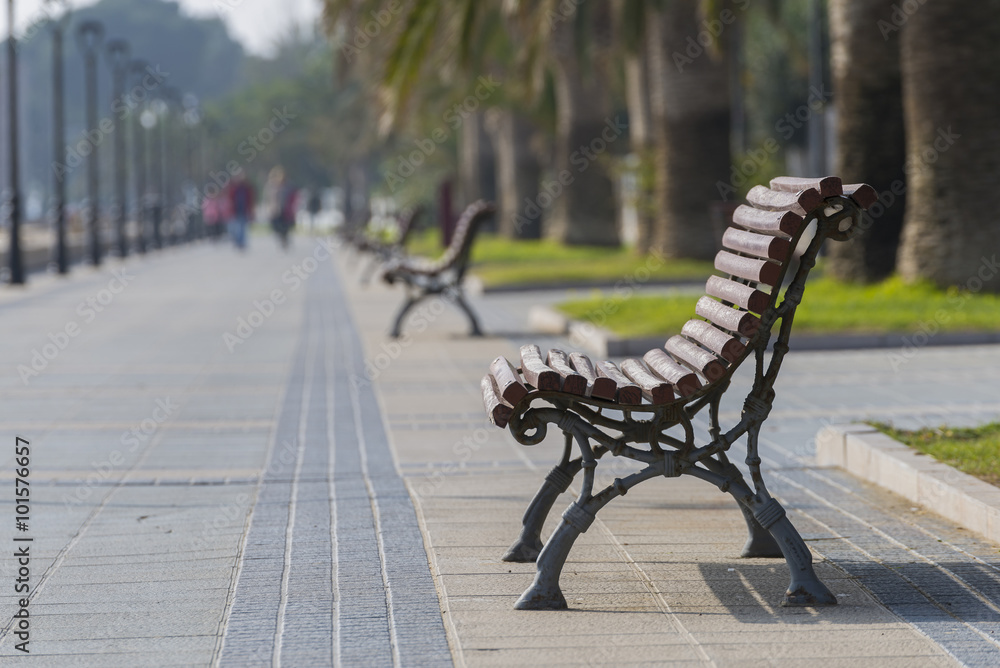 Banco de madera en el paseo marítimo de Benicassim, Castellón - España. Banco de madera en el paseo marítimo de Benicassim, Castellón - España.