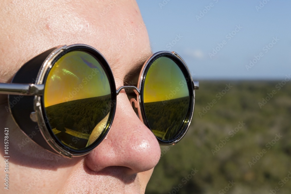 Ταπετσαρία Man in round green dark sunglasses - goggles
