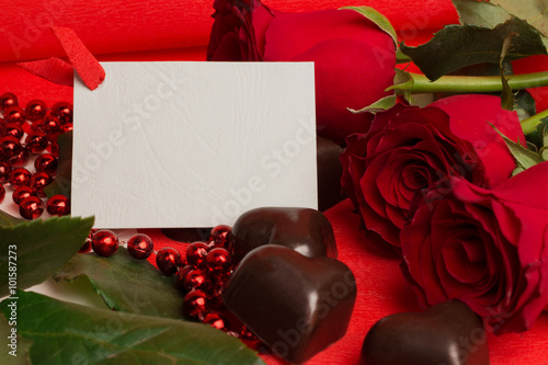 Fototapeta Naklejka Na Ścianę i Meble -  Red roses and candies in a shape of a heart