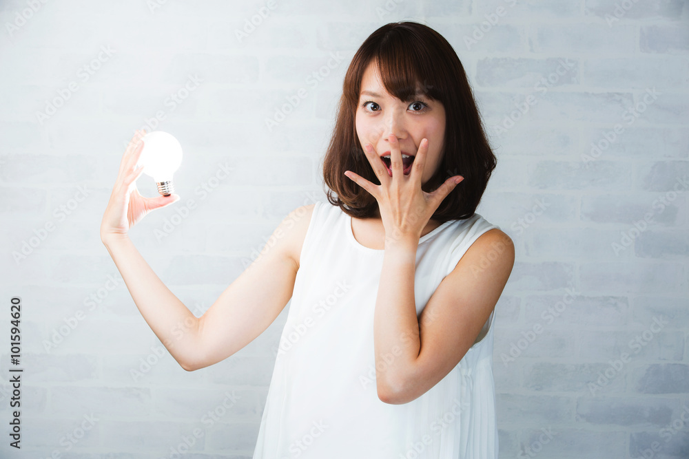 電球を持つ女性