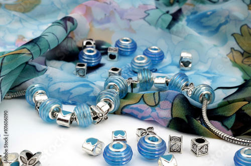 Foto Pandora bracelet and beads, modern fashion jewelry