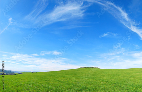 Verde e Blu - Collina con dell erba verde e un cielo azzurro con delle belle nuvole frastagliate