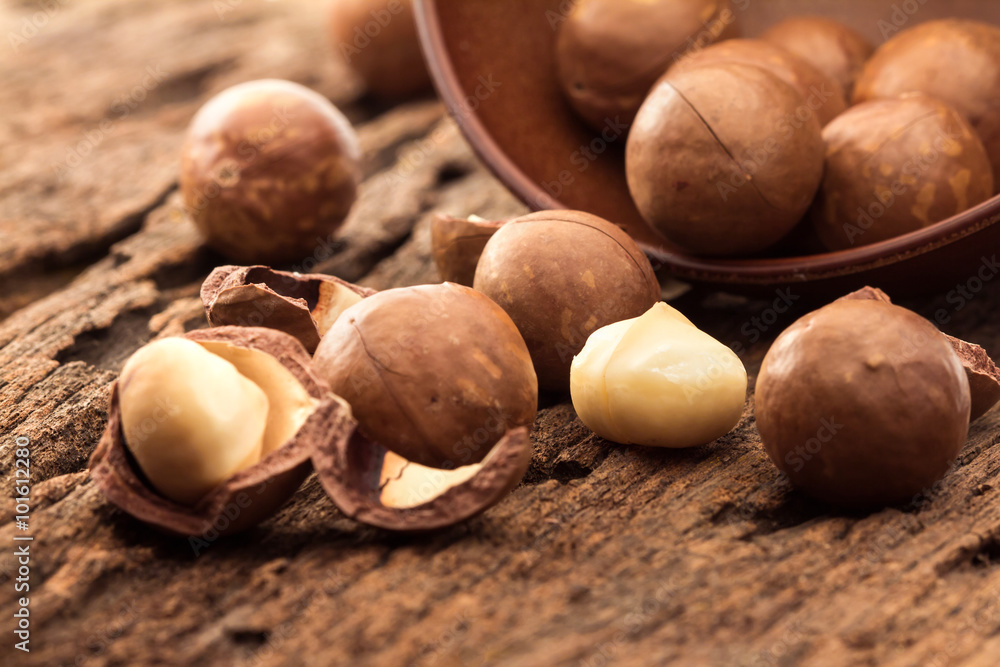 Ταπετσαρία Close up macadamia nuts on wooden plate