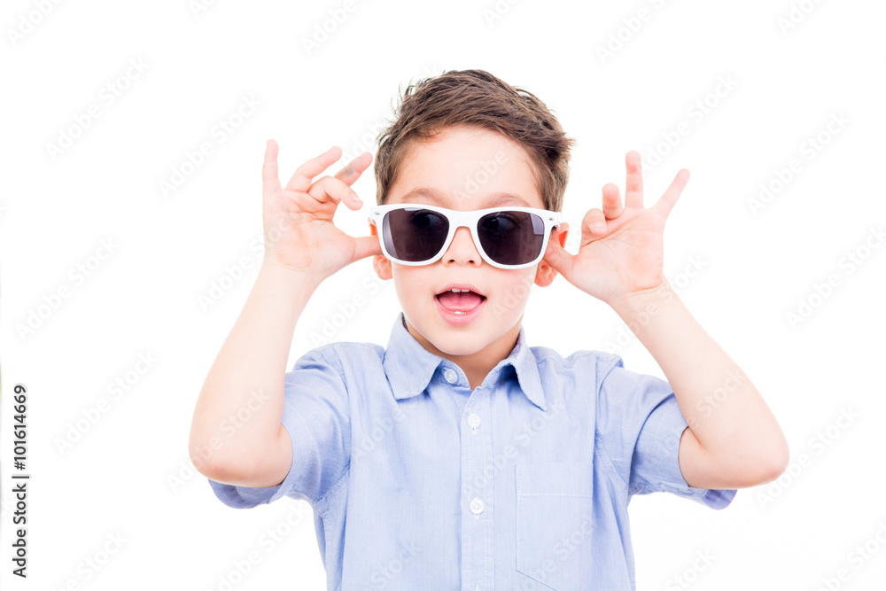 Smarter kleiner Junge mit Sonnenbrille Smarter kleiner Junge mit Sonnenbrille