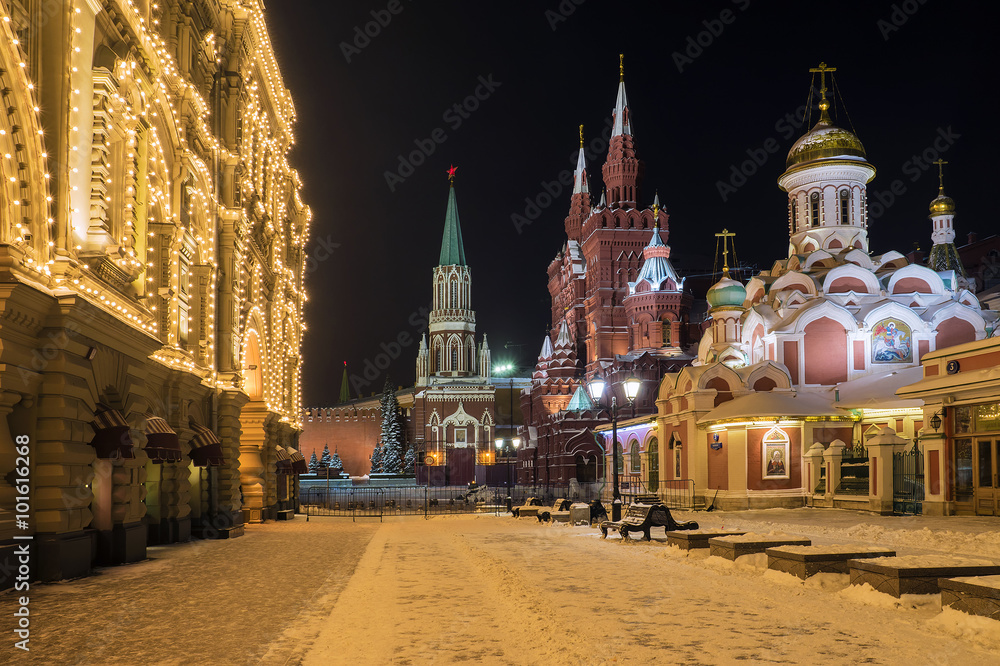 Obraz premium Nikolskaya Street at night in Moscow. View of the Red Square in