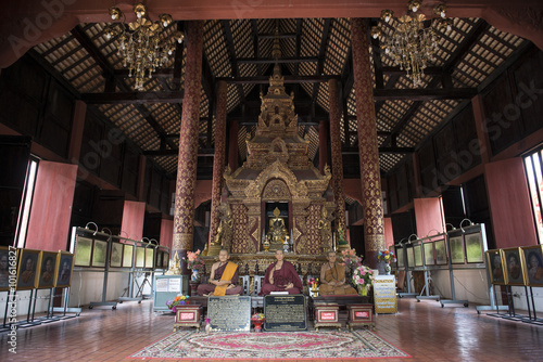 estatuas de cera de monjes budistas el interior del un templo budista en la ciudad sagrada de los templos de Chiang Mai, Tailandia.