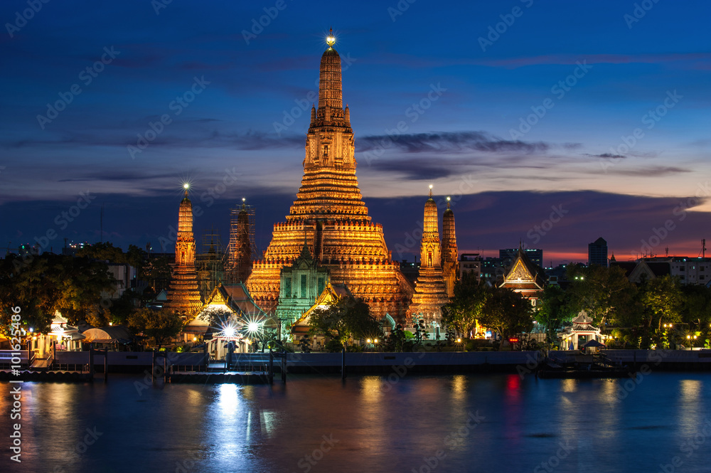 Twilight time of Wat Arun during sunset in Bangkok, Thailand