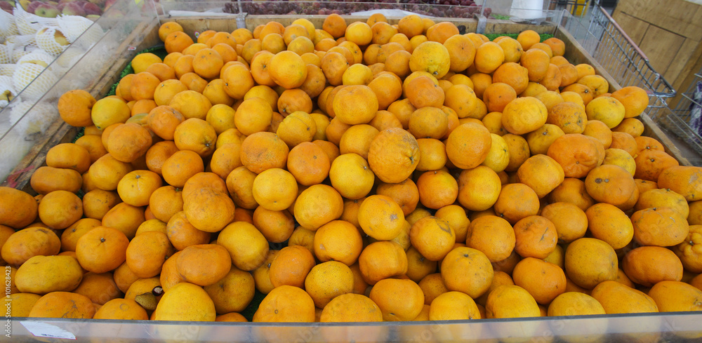 Closeup of oranges on a market.