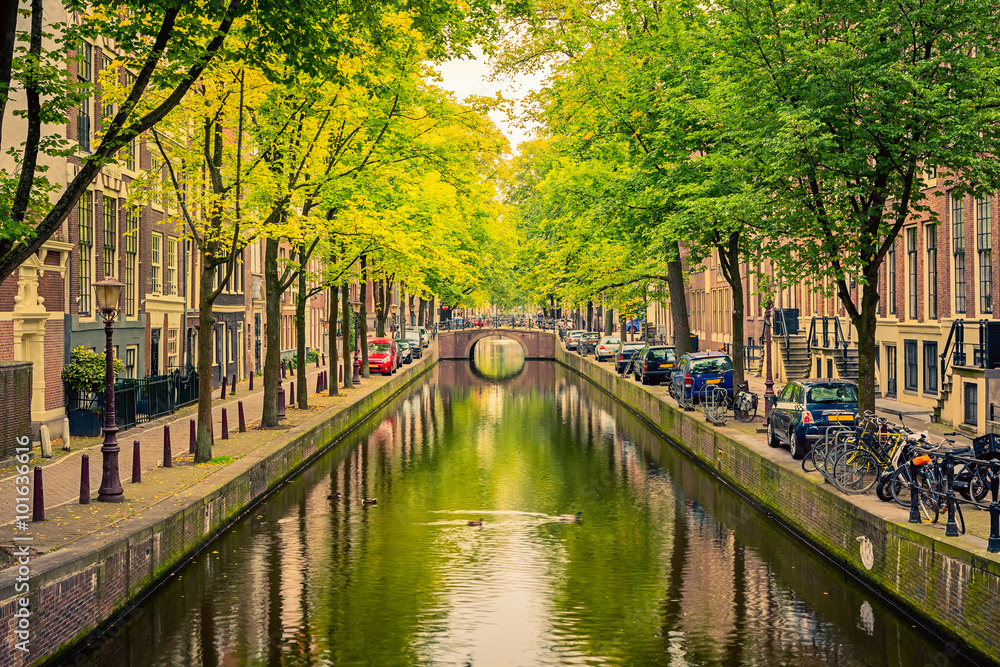 Obraz premium Kanał w Amsterdamie