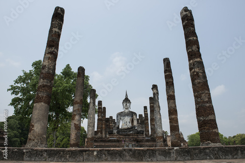 Gran buda de piedra y stupa en el Parque arqueológico de Sukhothai, Tailandia 