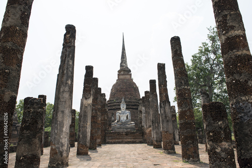 Gran buda de piedra y stupa en el Parque arqueológico de Sukhothai, Tailandia 