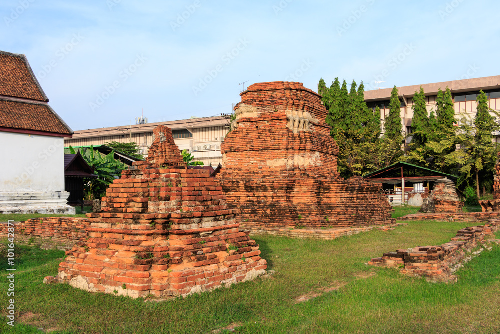 Φωτογραφία Antique Stupa surrounded by Lion statue cambodia style in Thammikarat Temple in