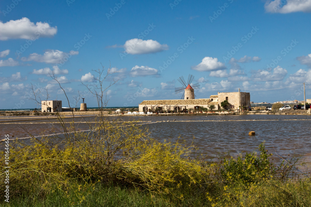 Φωτογραφία Trapani saline - Landscape of  salt evaporation pond, the red water is for algal concentrations