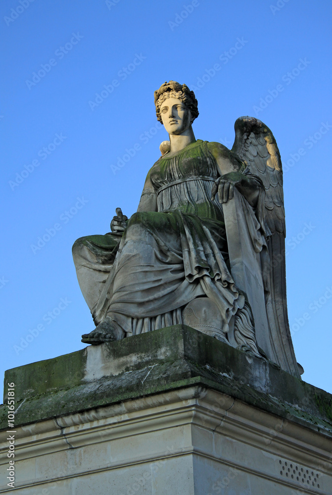Φωτογραφία PARIS, FRANCE -18 DECEMBER 2011: Statue near Arc de Triomphe du Carrousel, Paris