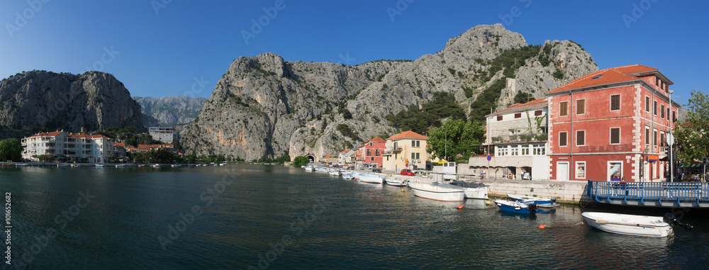 Panorama der Sicht auf die Stadt Omis am Fluss Cetina in Kroatien