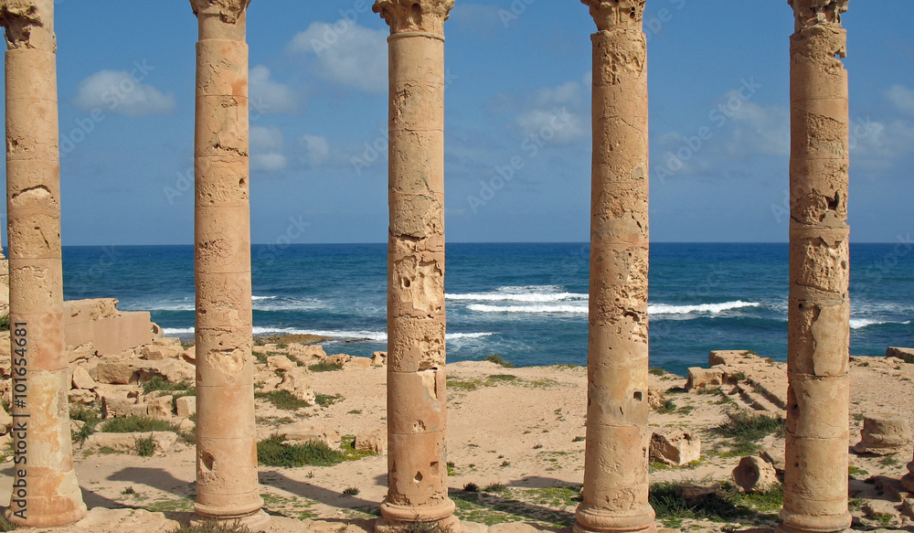 Libye, colonnes romaines sur la Méditerranée à Leptis Magna