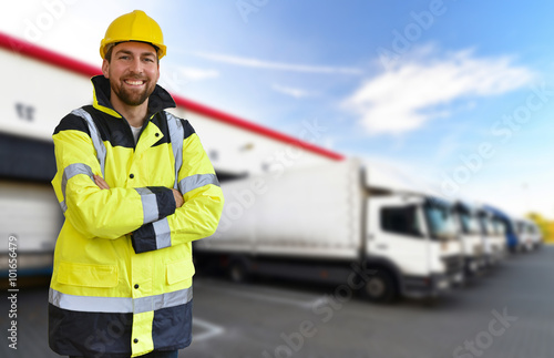 Arbeiter in der Logistbranche vor einer Warendepot mit LKW´s // workers in the logistics industry before a depot with trucks photo
