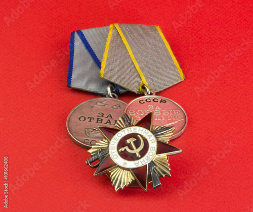 Медали и орден на красном фоне
 photo