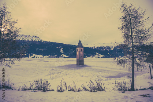 Reschensee i. Südtirol mit Kirchturm im Winter, vintage photo