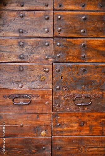 Porta in legno Santo Stefano di sessanio paese in abruzzo