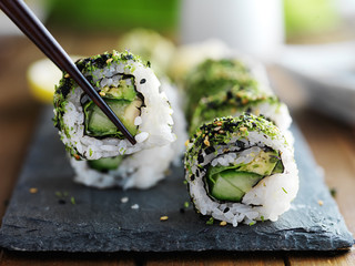 Gordijnen Sushi bar Gezonde sushi roll met boerenkool  © Joshua Resnick