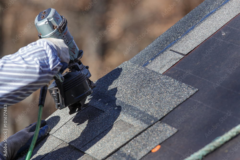 Ταπετσαρία Attaching shingles to the roof.