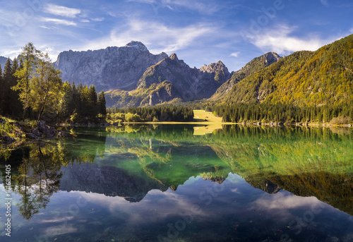 Fototapeta Naklejka Na Ścianę i Meble -  Panorama wysokiej rozdzielczości jeziora w Alpach
