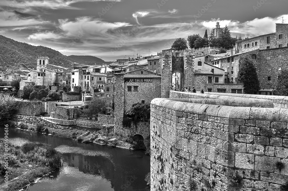 Puente Medieval de Besalú en Gerona (España)