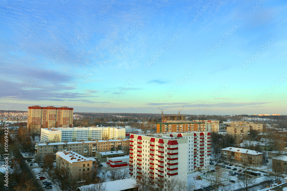 Obraz premium Panoramic views of residential area and beautiful blue sky 