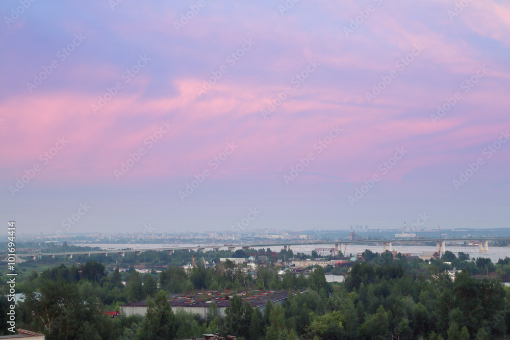 Obraz premium Big bridge over river and panoramic view of city in summer 