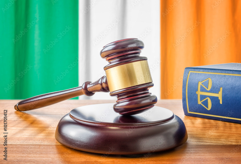 Richterhammer und Gesetzbuch - Irland Richterhammer und Gesetzbuch - Irland
